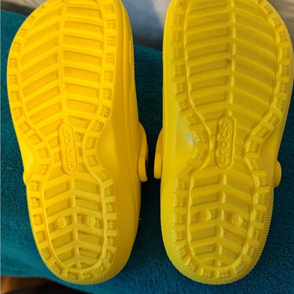 CROCS Yellow Clogs with Fuzzy Lining - Picture 6 of 9